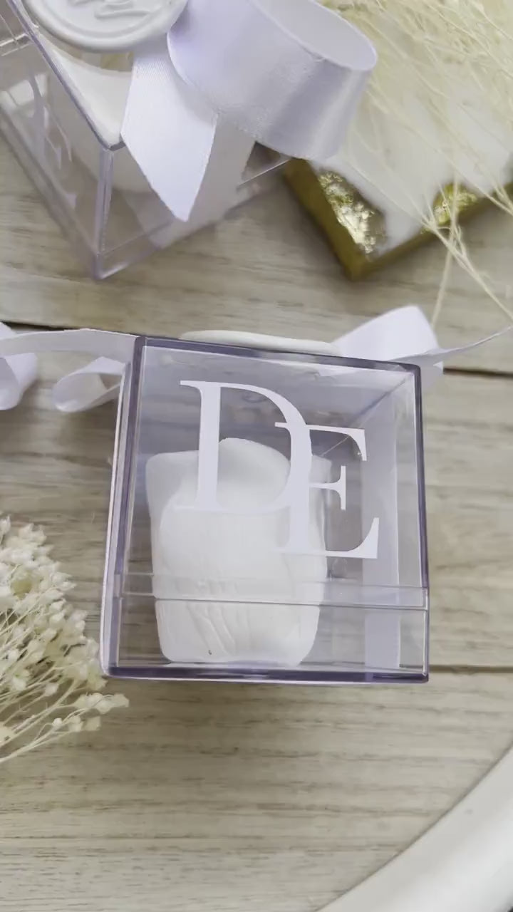 Rosenbox Gastgeschenk personalisiert mit Initialen, Wachssigel, Trockenblumen & Schleife