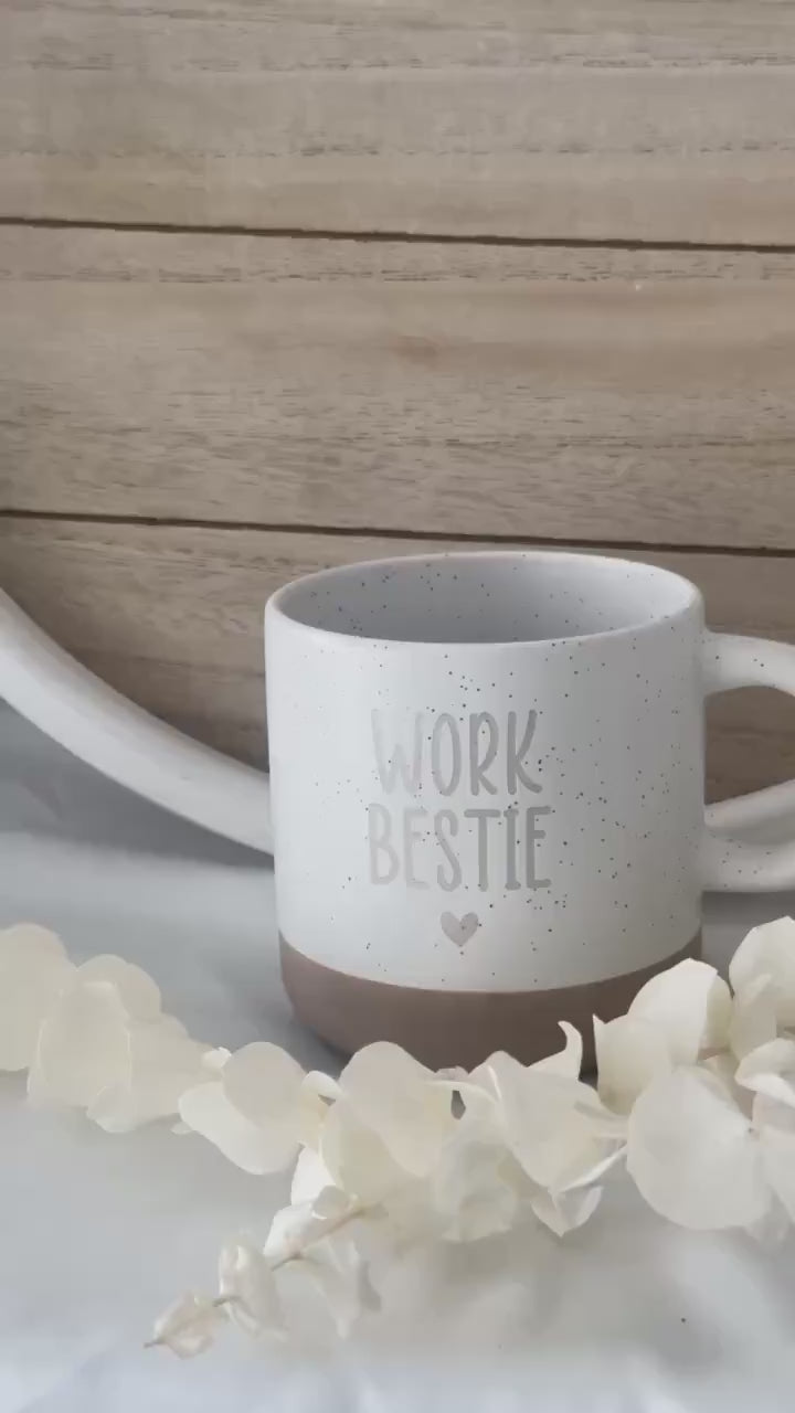 Work Bestie Tasse – Geschenk Kollegin Kollege – Abschiedsgeschenk Arbeit – Herz Gravur – personalisierte Keramiktasse 360 ml