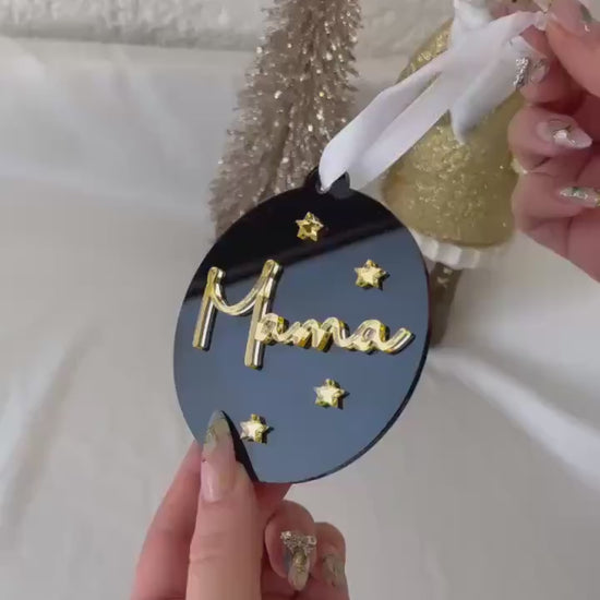 Personalisierte Weihnachtskugel Schwarz Gold – Acryl Christbaumanhänger mit Namen – edle Weihnachtsdeko – Kugel mit goldenen Sternen