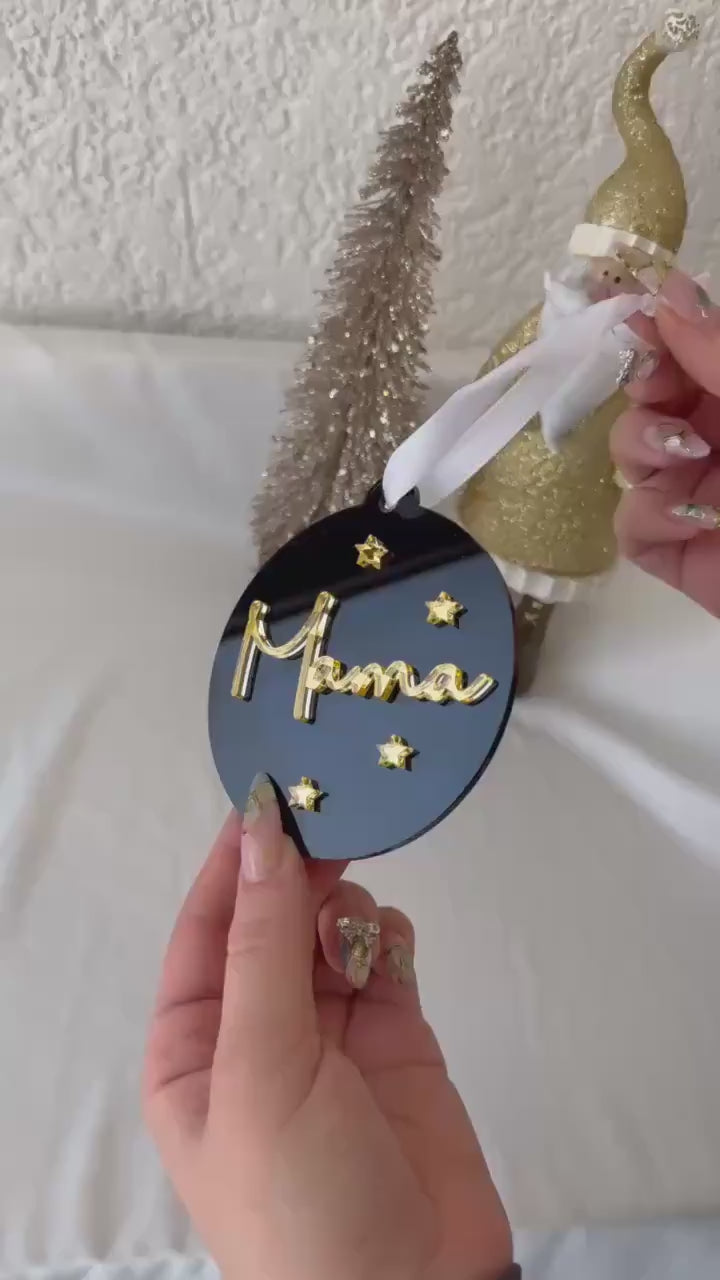Personalisierte Weihnachtskugel Schwarz Gold – Acryl Christbaumanhänger mit Namen – edle Weihnachtsdeko – Kugel mit goldenen Sternen