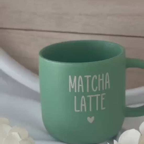 Matcha Latte Tasse graviert – Grüne Keramiktasse 370 ml | Geschenk für Matcha Liebhaber | Personalisierte Teetasse mit Herz