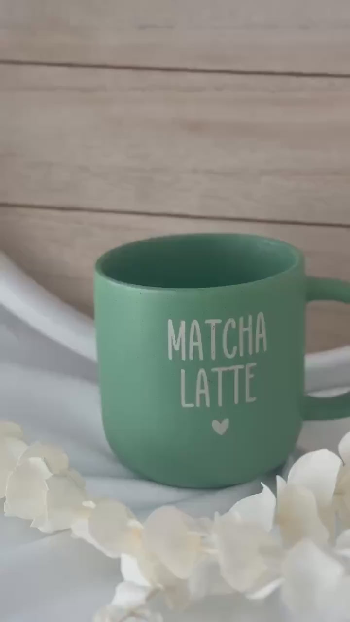 Matcha Latte Tasse graviert – Grüne Keramiktasse 370 ml | Geschenk für Matcha Liebhaber | Personalisierte Teetasse mit Herz