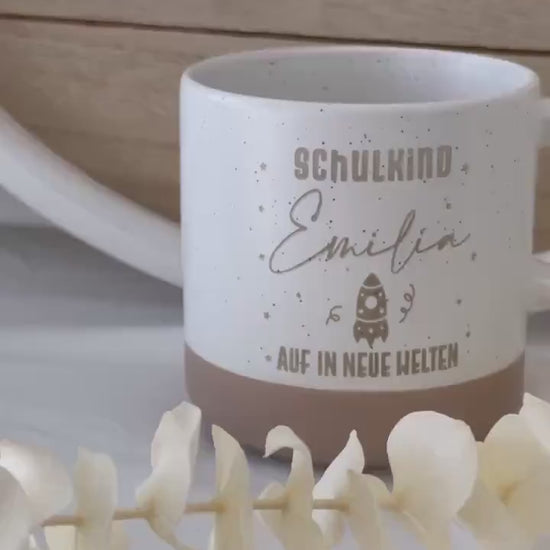 Schulkind Tasse mit Name & Rakete – Geschenk Einschulung – personalisierte Keramiktasse – Auf in neue Welten –  Schulkind 2025, Schultüte