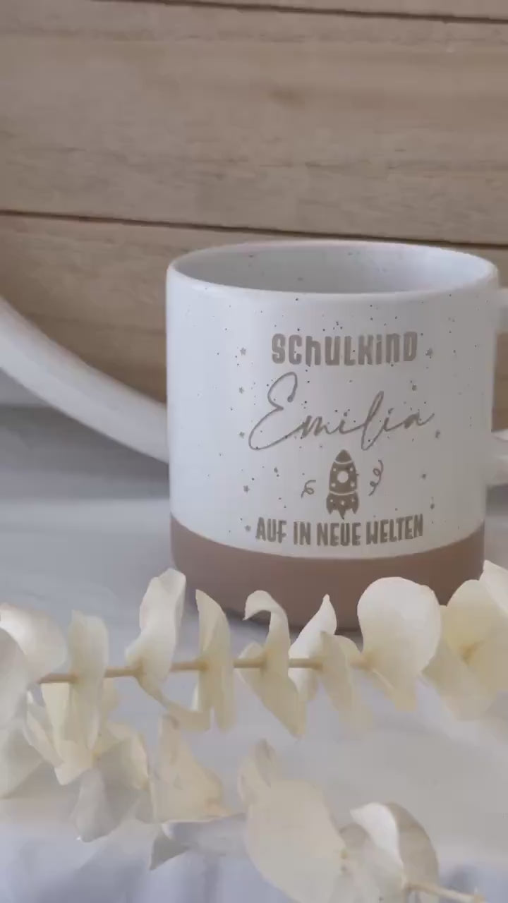 Schulkind Tasse mit Name & Rakete – Geschenk Einschulung – personalisierte Keramiktasse – Auf in neue Welten –  Schulkind 2025, Schultüte