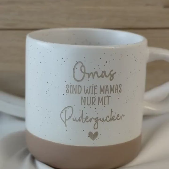 Oma Geschenk Muttertag – Tasse Omas sind wie Mamas nur mit Puderzucker – Keramiktasse mit Herz – Geschenk für Oma – 360 ml