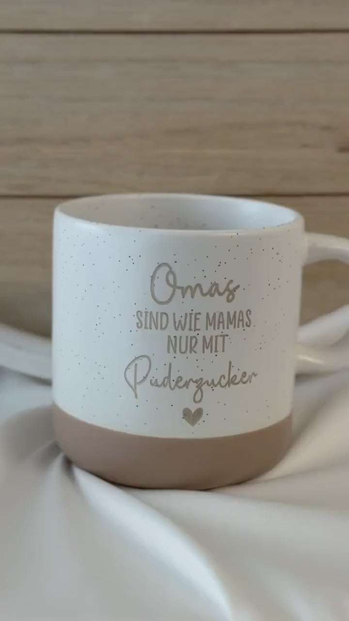 Oma Geschenk Muttertag – Tasse Omas sind wie Mamas nur mit Puderzucker – Keramiktasse mit Herz – Geschenk für Oma – 360 ml