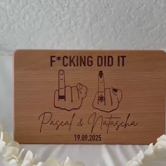 Hochzeitsgeschenk Holz personalisiert – F*cking Did It Brettchen – Geschenk Hochzeit Paar – Verlobung Geschenk – Holzbrett Gravur
