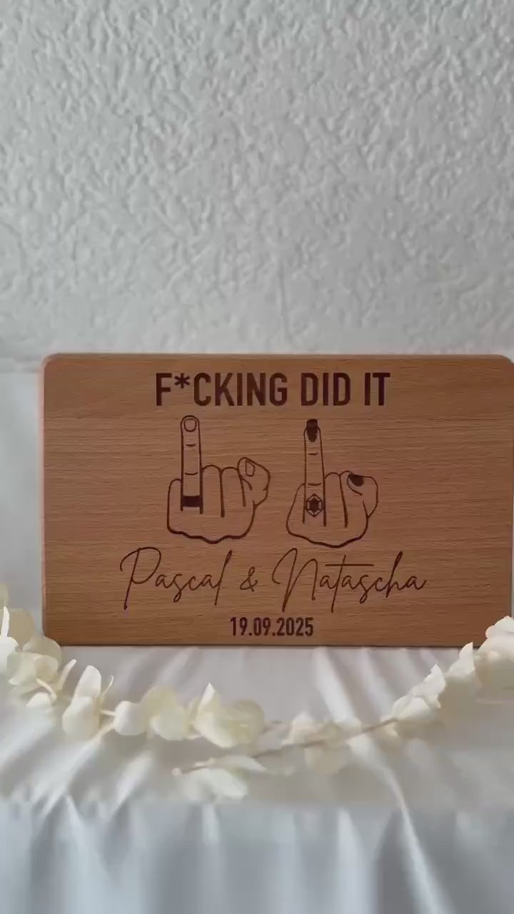 Hochzeitsgeschenk Holz personalisiert – F*cking Did It Brettchen – Geschenk Hochzeit Paar – Verlobung Geschenk – Holzbrett Gravur