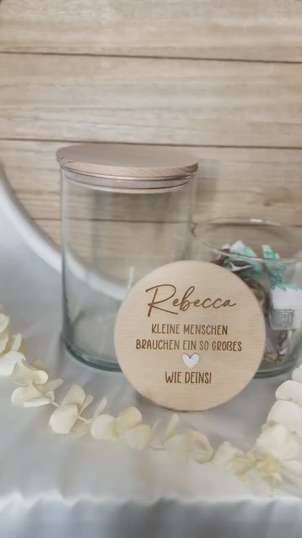 Geschenk für Erzieherin oder Hebamme – Vorratsglas mit Gravur – Dankeschön Geschenk –  Kleine Menschen brauchen so große Herzen wie deins