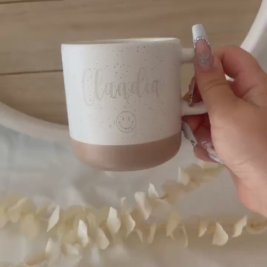 Tasse mit Name & Smiley – personalisierte Keramiktasse – Geschenk für Freunde Familie Kollegen – 360 ml – spülmaschinenfest – graviert