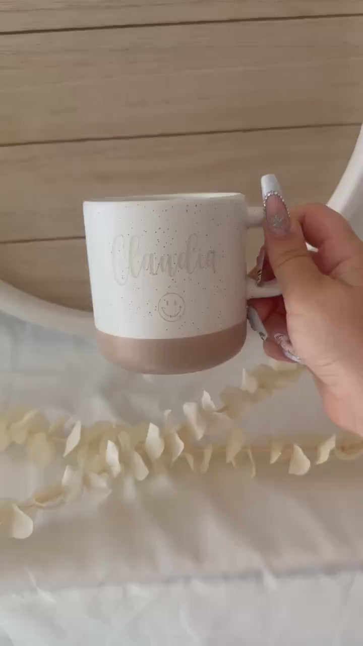 Tasse mit Name & Smiley – personalisierte Keramiktasse – Geschenk für Freunde Familie Kollegen – 360 ml – spülmaschinenfest – graviert