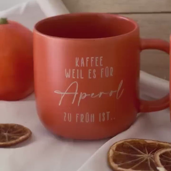 Aperol Geschenk Tasse – Kaffee weil es für Aperol zu früh ist – orange – witzige Gravur – Spritz Fans – 370 ml – spülmaschinenfest – Keramik