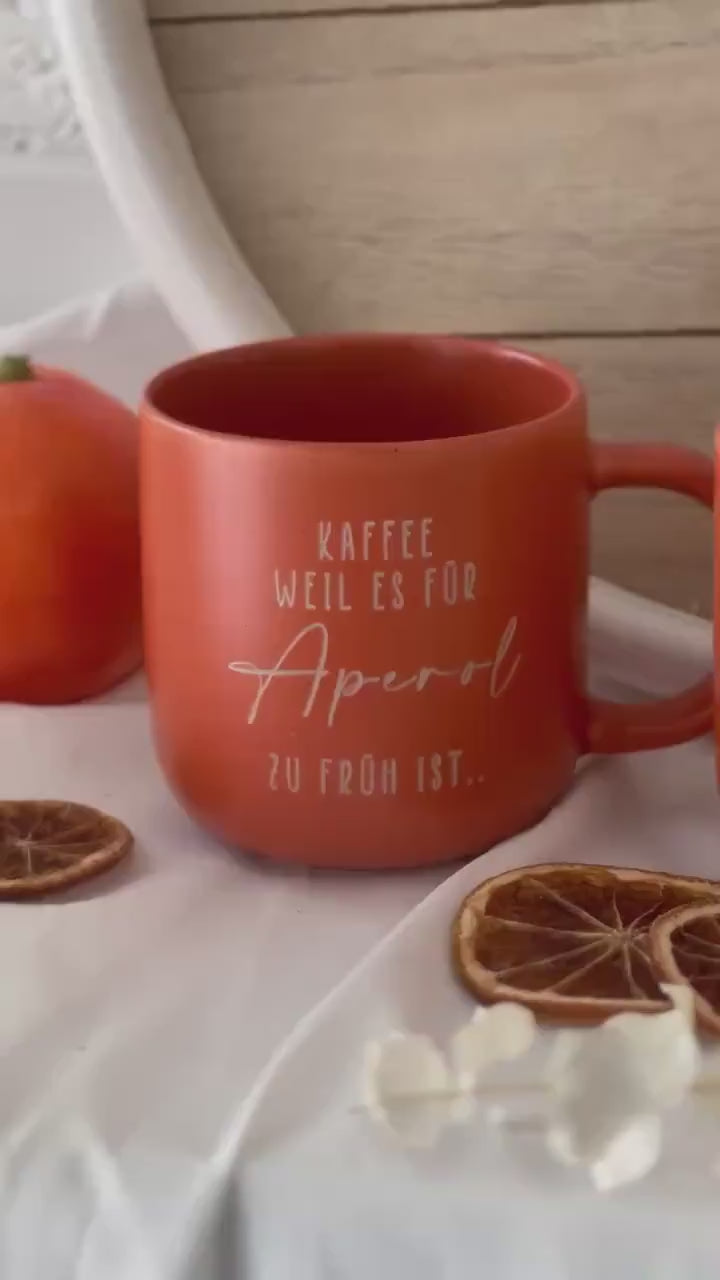 Aperol Geschenk Tasse – Kaffee weil es für Aperol zu früh ist – orange – witzige Gravur – Spritz Fans – 370 ml – spülmaschinenfest – Keramik