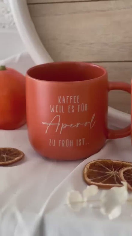 Aperol Geschenk Tasse – Kaffee weil es für Aperol zu früh ist – orange – witzige Gravur – Spritz Fans – 370 ml – spülmaschinenfest – Keramik
