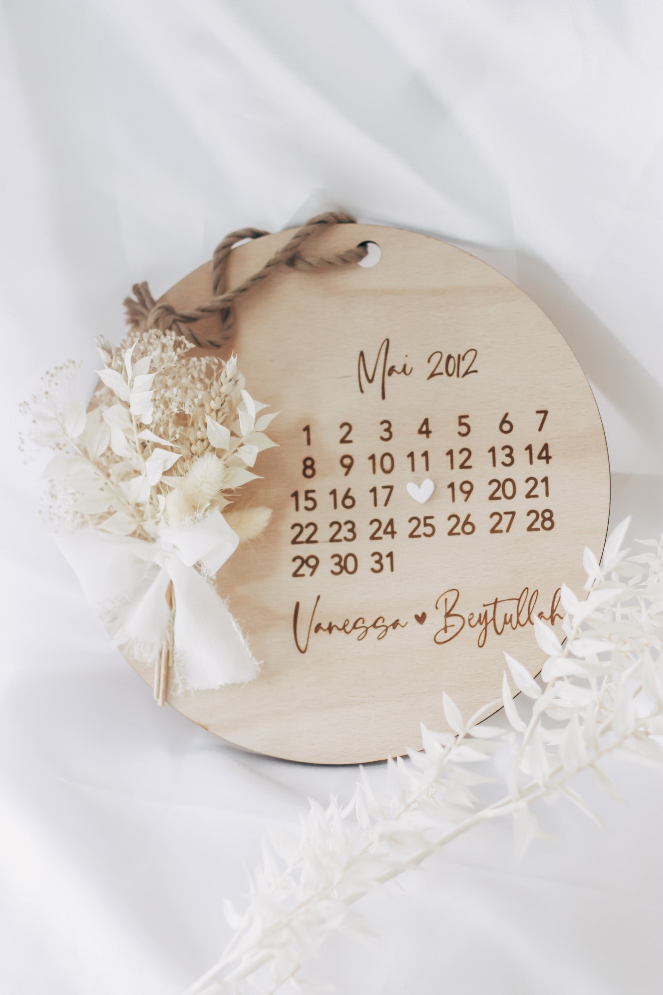 Holzschild mit dem Jahrestag/Hochzeitstag & Trockenblumen