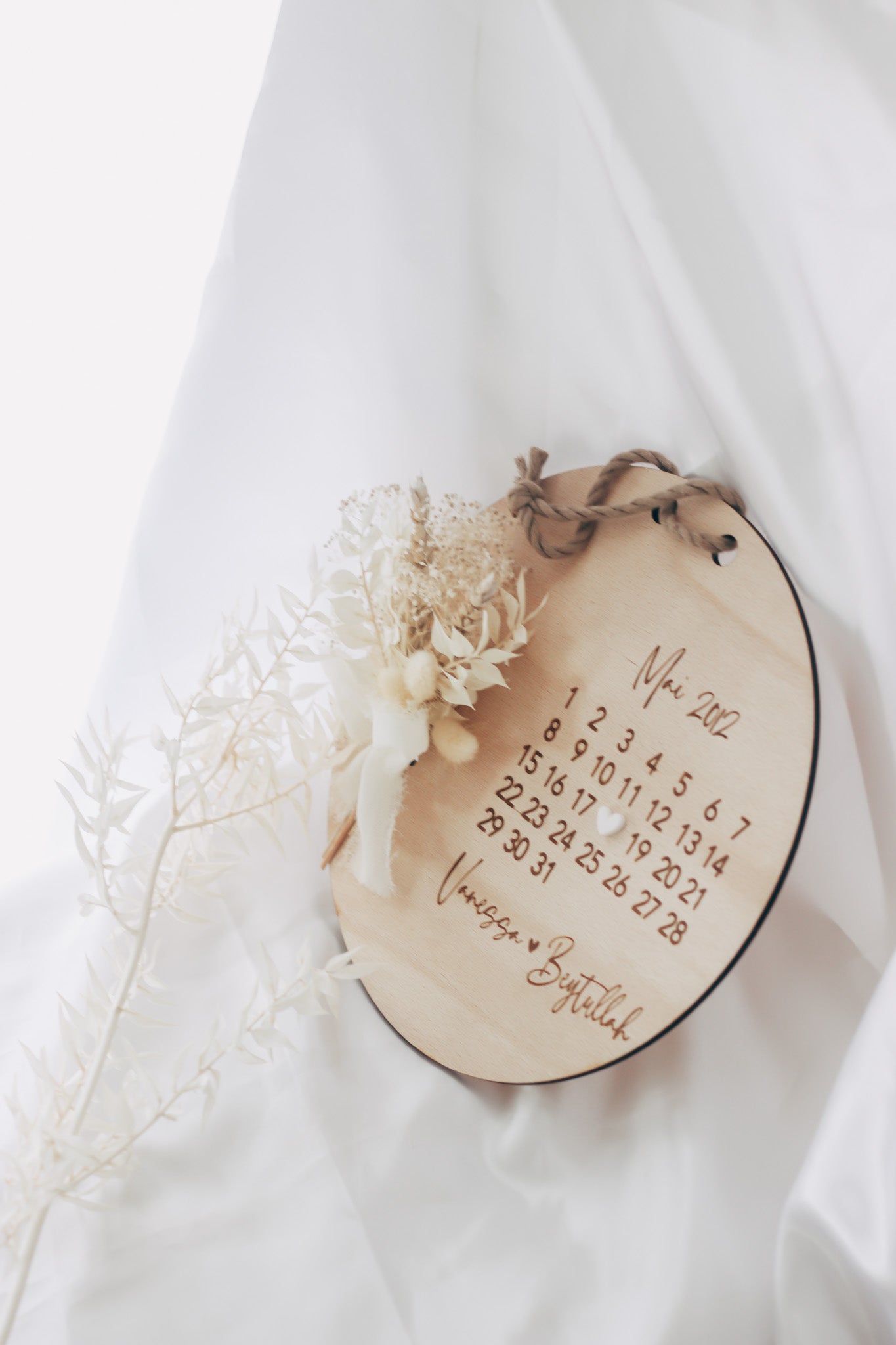 Holzschild mit dem Jahrestag/Hochzeitstag & Trockenblumen