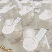 Gastgeschenk Rosenboxen mit Federn und personalisiertem Etikett