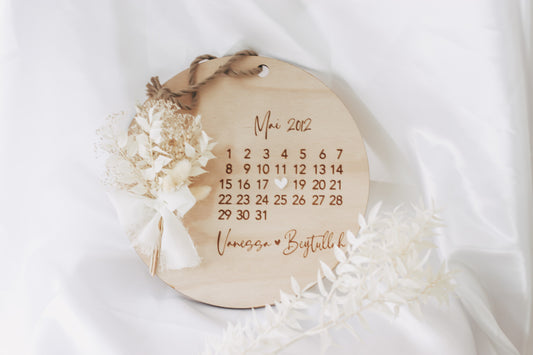 Holzschild mit dem Jahrestag/Hochzeitstag & Trockenblumen