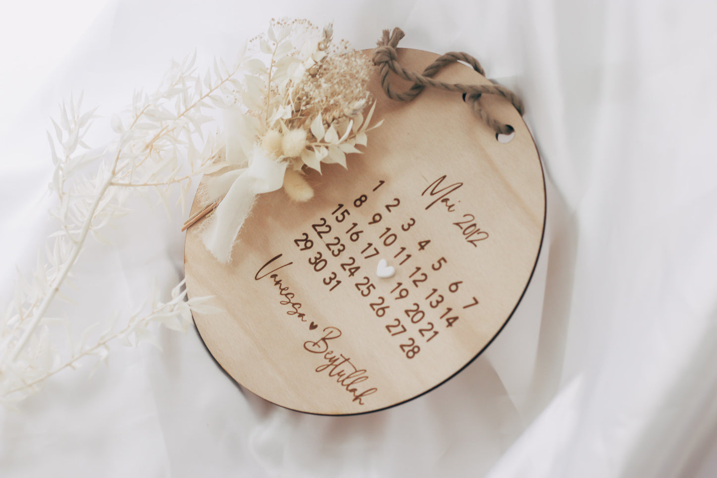 Holzschild mit dem Jahrestag/Hochzeitstag & Trockenblumen