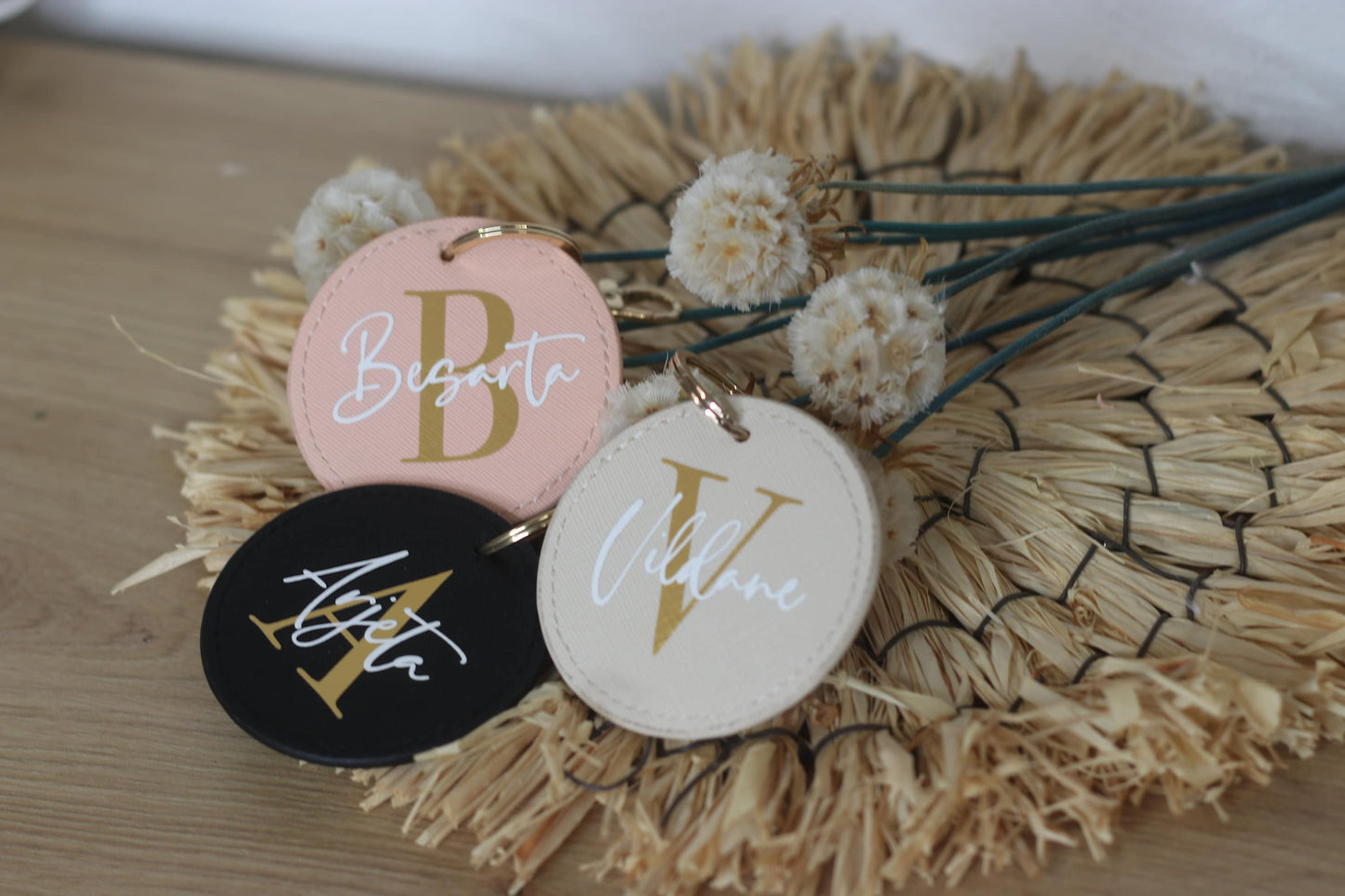 Personalisierter Schlüsselanhänger mit Buchstabe und Name - Kleines Geschenk - Weihnachten Ostern Geburtstag - Mama Oma Schwester