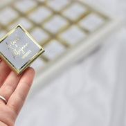 Gastgeschenk Hochzeit Verlobung Schokobox mit Trockenblumen Weiß Gold Geburtstag personalisiert mit Namen