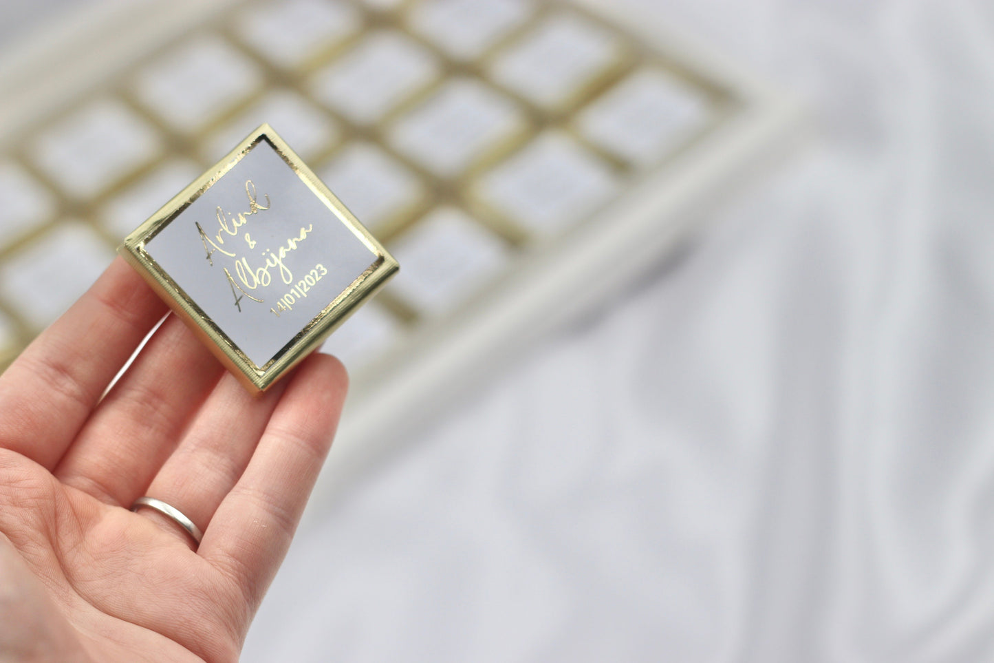 Gastgeschenk Hochzeit Verlobung Schokobox mit Trockenblumen Weiß Gold Geburtstag personalisiert mit Namen