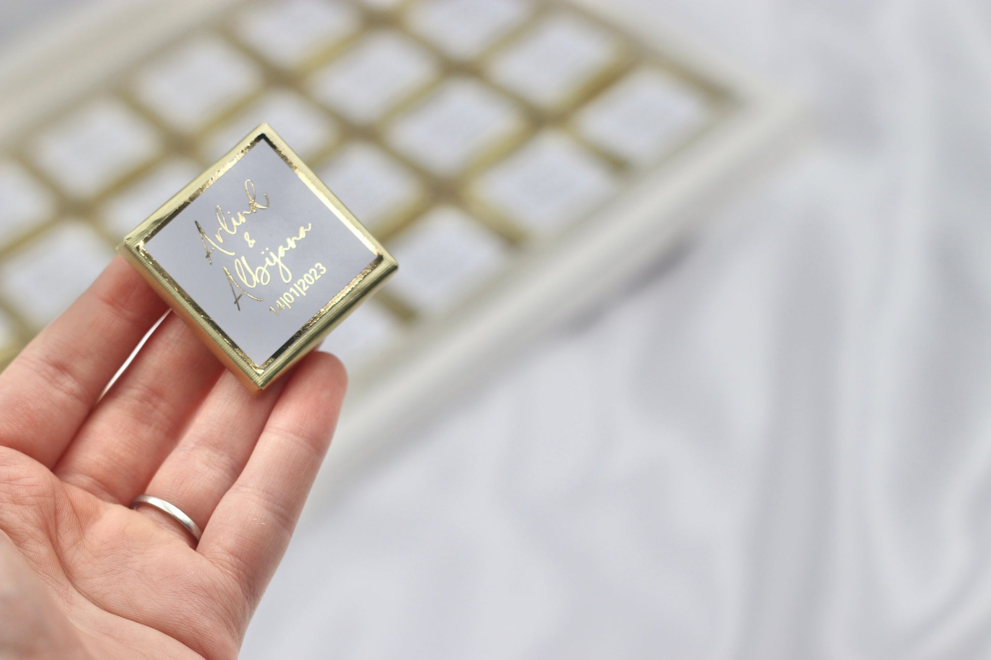 Gastgeschenk Hochzeit Verlobung Schokobox mit Trockenblumen Weiß Gold Geburtstag personalisiert mit Namen