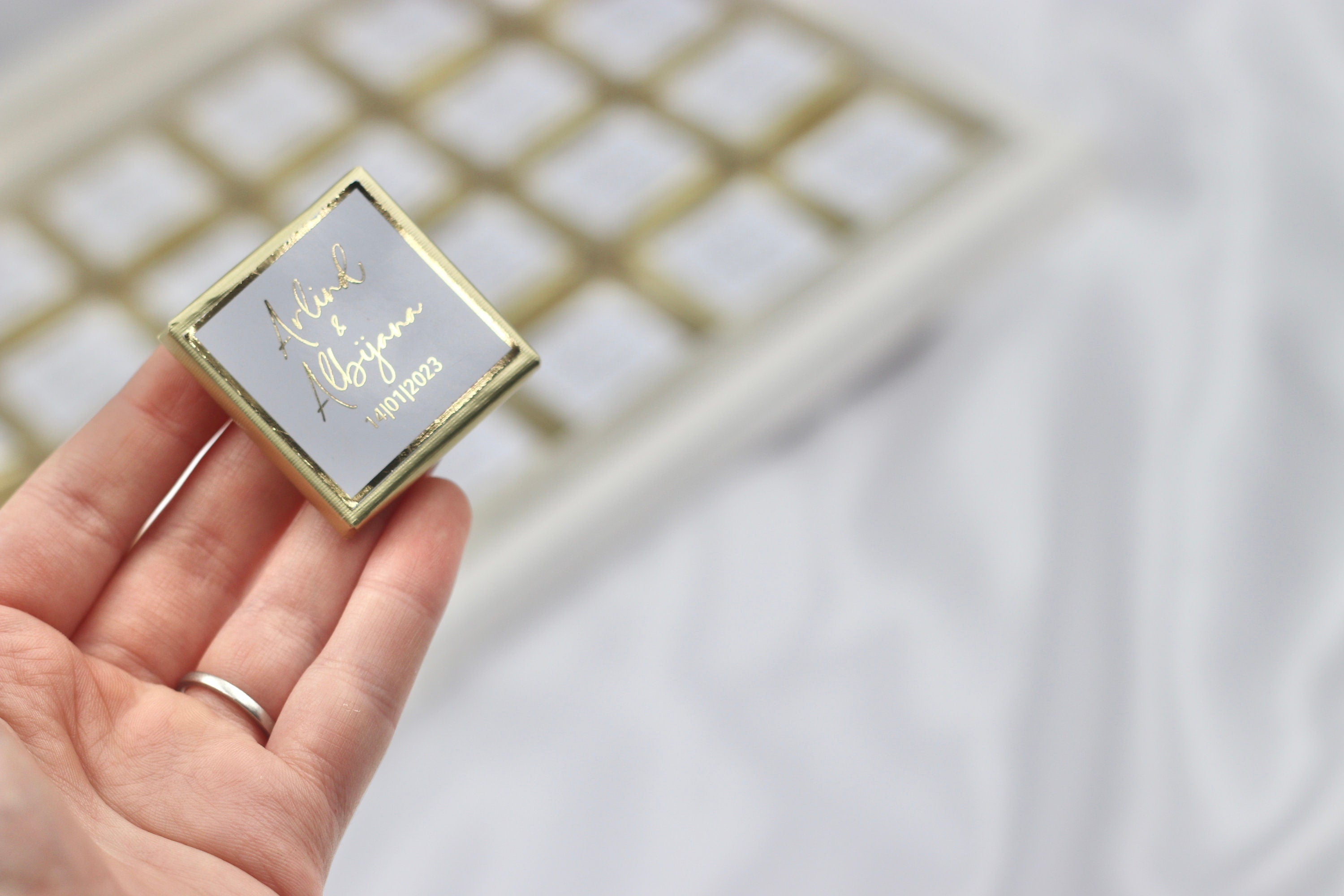 Gastgeschenk Hochzeit Verlobung Schokobox mit Trockenblumen Weiß Gold Geburtstag personalisiert mit Namen