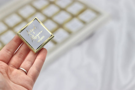 Gastgeschenk Hochzeit Verlobung Schokobox mit Trockenblumen Weiß Gold Geburtstag personalisiert mit Namen