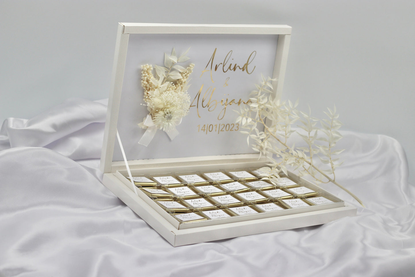 Gastgeschenk Hochzeit Verlobung Schokobox mit Trockenblumen Weiß Gold Geburtstag personalisiert mit Namen