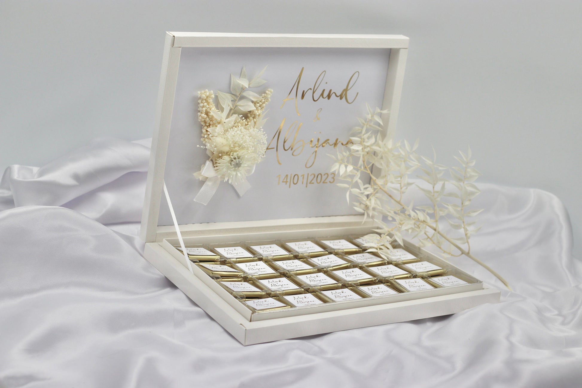 Gastgeschenk Hochzeit Verlobung Schokobox mit Trockenblumen Weiß Gold Geburtstag personalisiert mit Namen