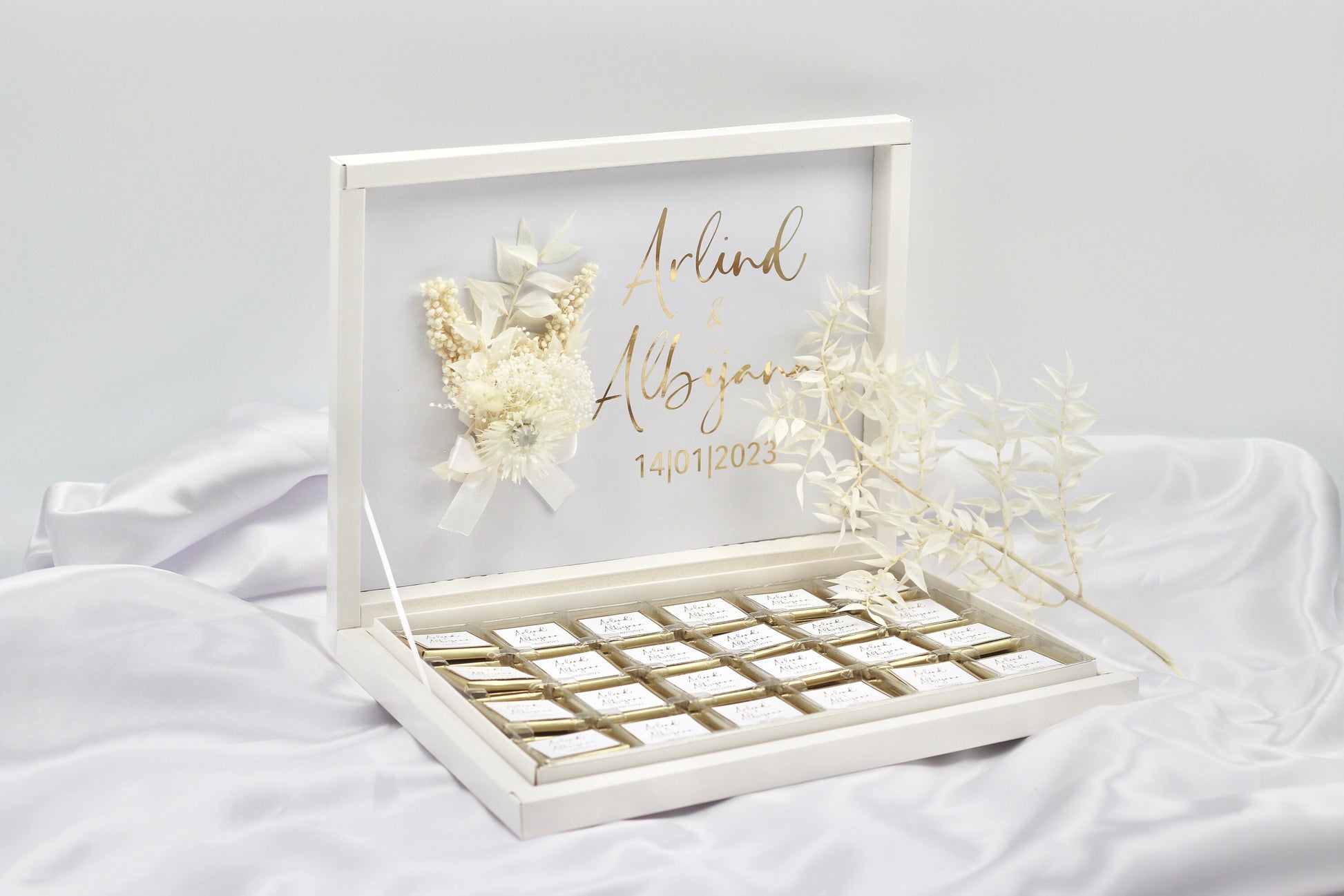 Gastgeschenk Hochzeit Verlobung Schokobox mit Trockenblumen Weiß Gold Geburtstag personalisiert mit Namen