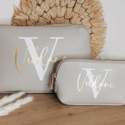 Personalisierte Kosmetiktasche mit Initial und Name - Make-up Tasche - Geschenk Frau Mama Schwester - Trauzeugin Brautjungfer