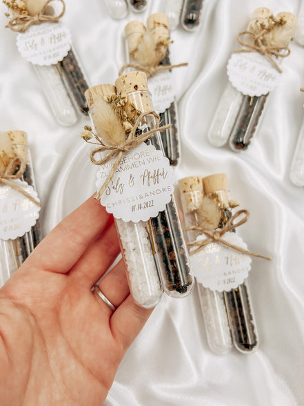 Gastgeschenk Reagenzglas „wir gehören zusammen wie Salz & Pfeffer“ personalisiert - Wedding favor