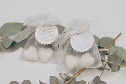 Gastgeschenk Hochzeit personalisiert "Zwei Herzen. Zwei Menschen. Eine Zukunft." Gold oder silber. Herz Seife