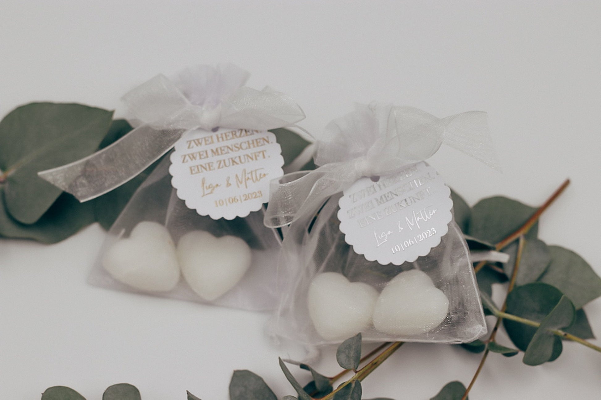 Gastgeschenk Hochzeit personalisiert "Zwei Herzen. Zwei Menschen. Eine Zukunft." Gold oder silber. Herz Seife