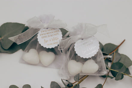 Gastgeschenk Hochzeit personalisiert "Zwei Herzen. Zwei Menschen. Eine Zukunft." Gold oder silber. Herz Seife