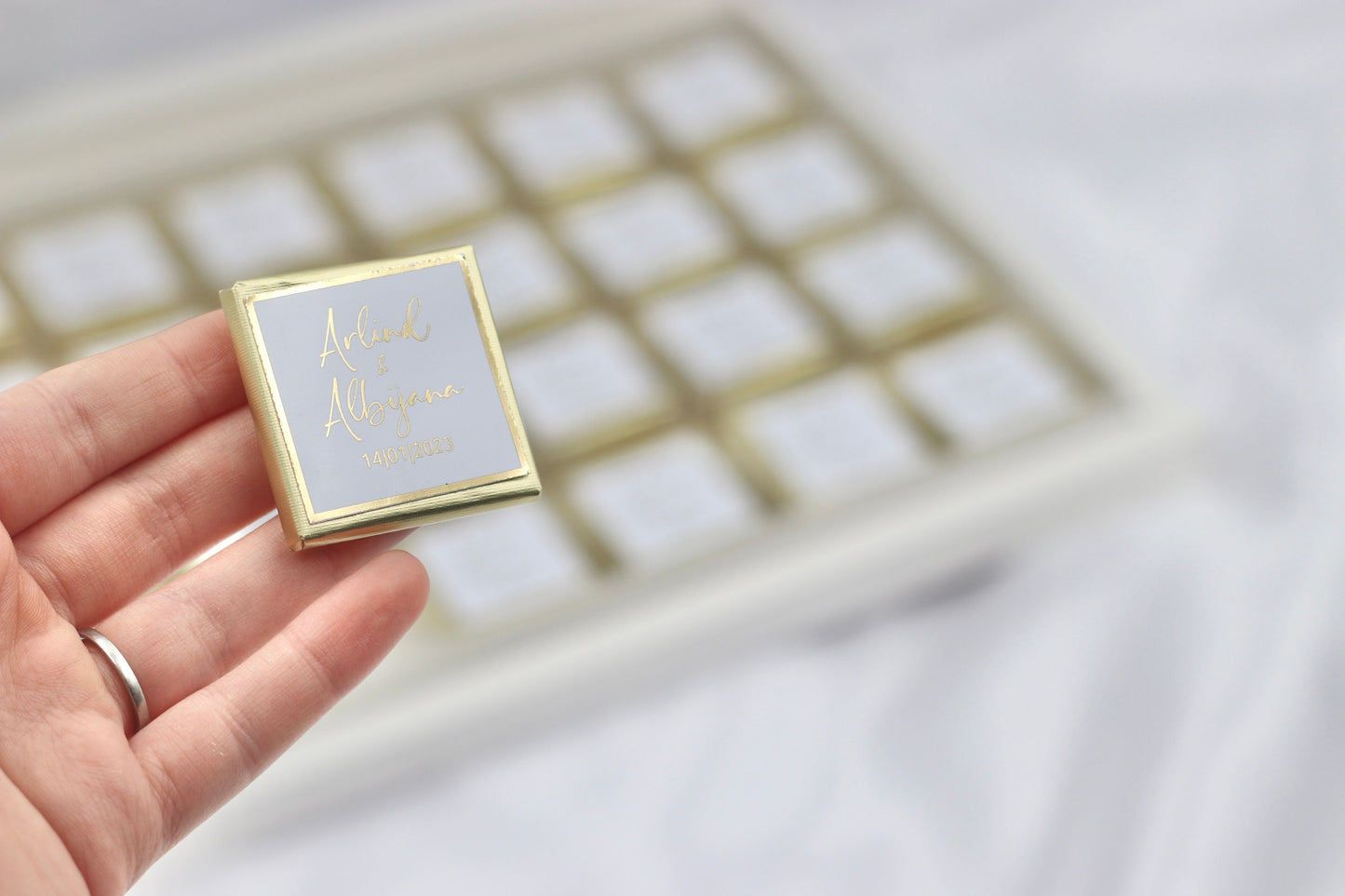 Gastgeschenk Hochzeit Verlobung Schokobox mit Trockenblumen Weiß Gold Geburtstag personalisiert mit Namen