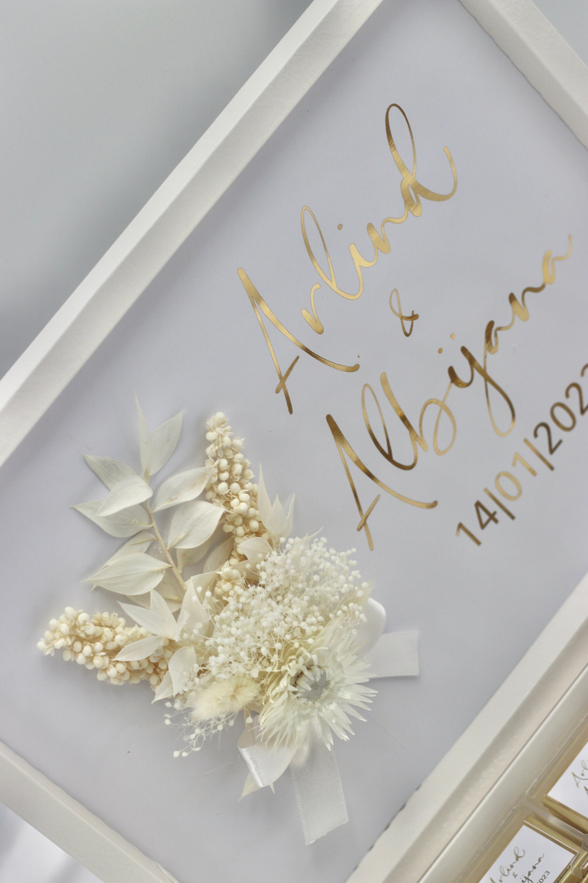 Gastgeschenk Hochzeit Verlobung Schokobox mit Trockenblumen Weiß Gold Geburtstag personalisiert mit Namen