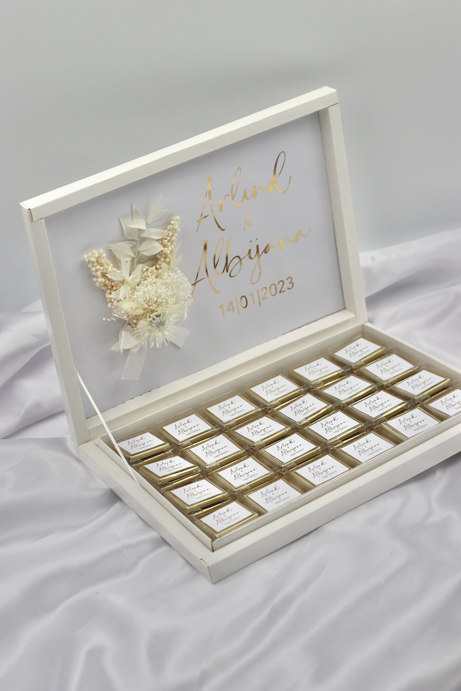Gastgeschenk Hochzeit Verlobung Schokobox mit Trockenblumen Weiß Gold Geburtstag personalisiert mit Namen