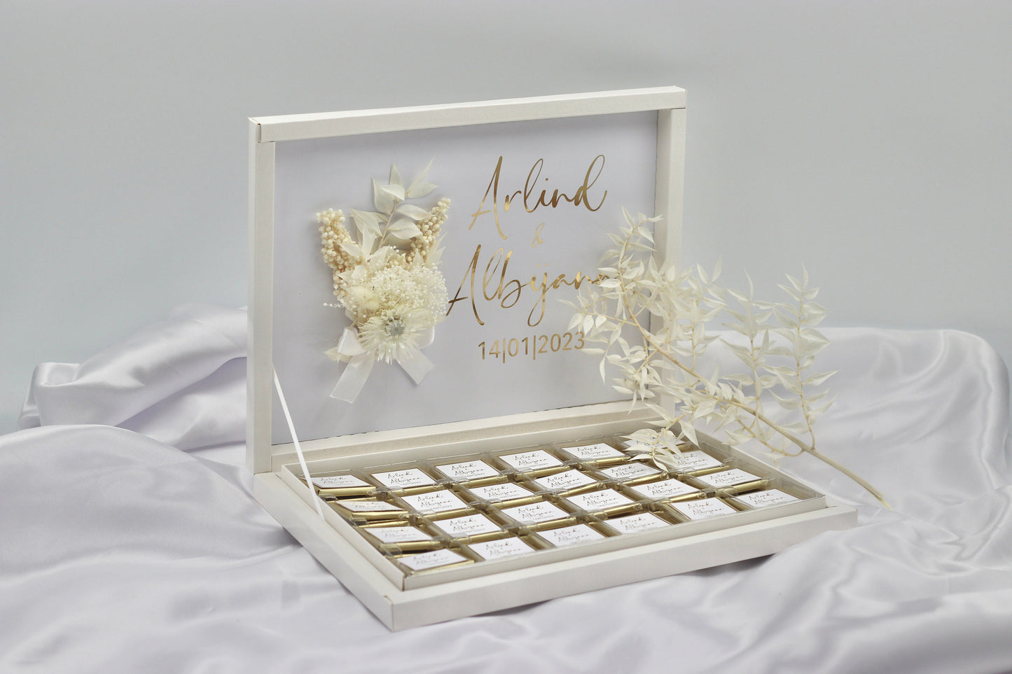 Gastgeschenk Hochzeit Verlobung Schokobox mit Trockenblumen Weiß Gold Geburtstag personalisiert mit Namen