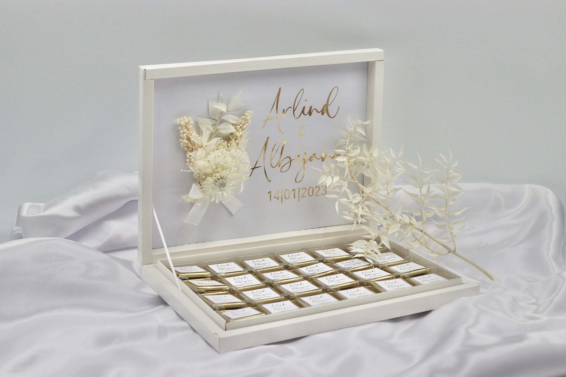 Gastgeschenk Hochzeit Verlobung Schokobox mit Trockenblumen Weiß Gold Geburtstag personalisiert mit Namen