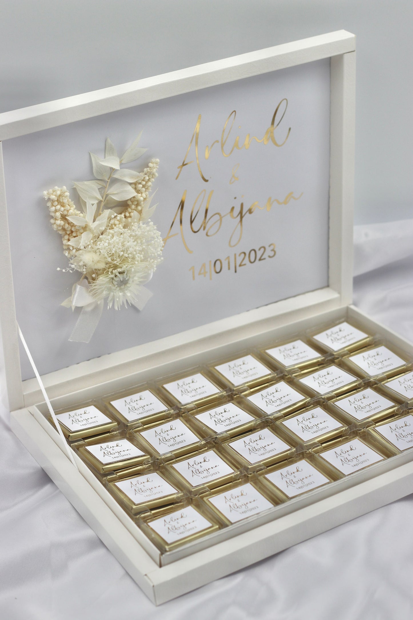 Gastgeschenk Hochzeit Verlobung Schokobox mit Trockenblumen Weiß Gold Geburtstag personalisiert mit Namen