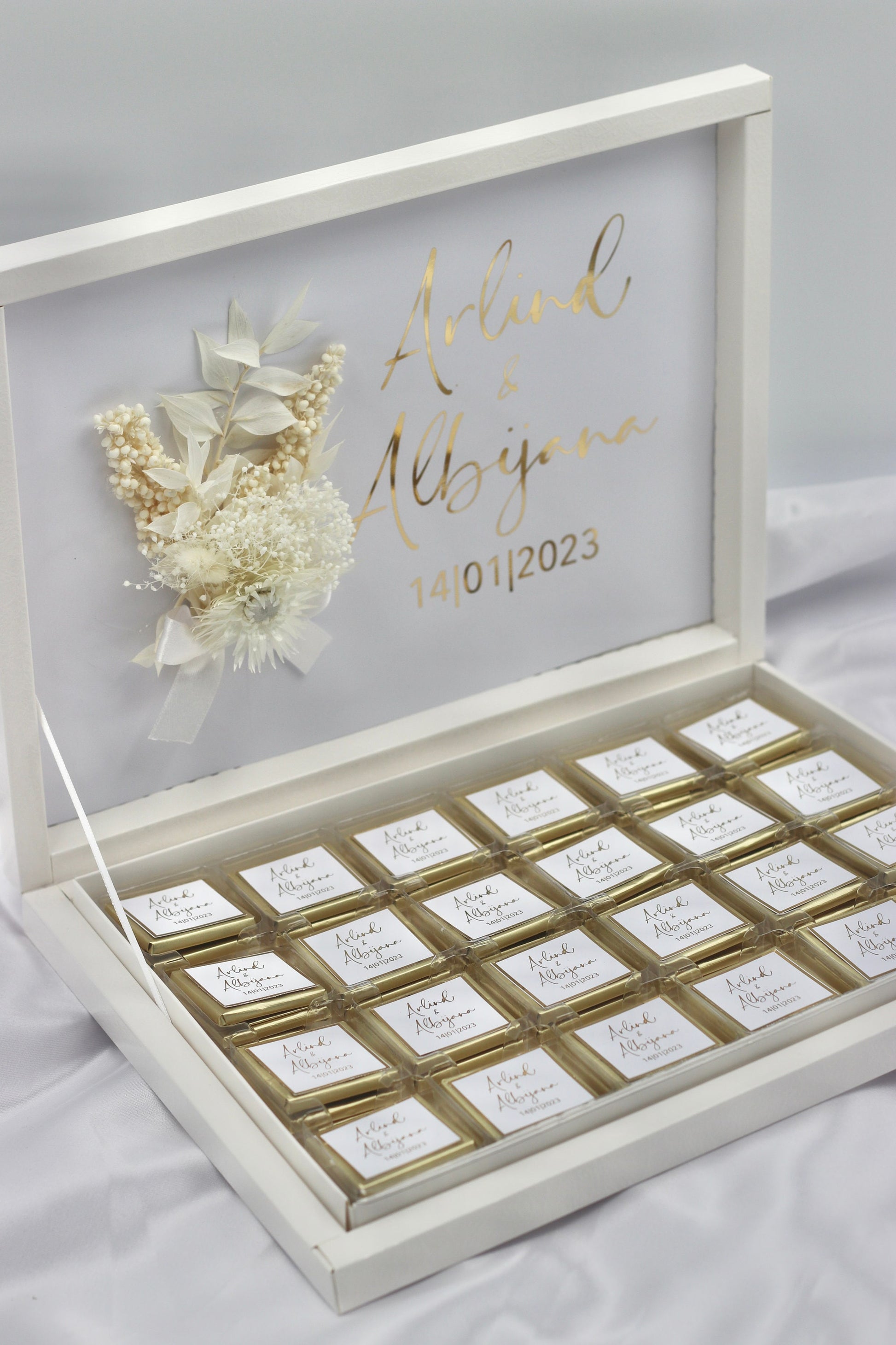 Gastgeschenk Hochzeit Verlobung Schokobox mit Trockenblumen Weiß Gold Geburtstag personalisiert mit Namen