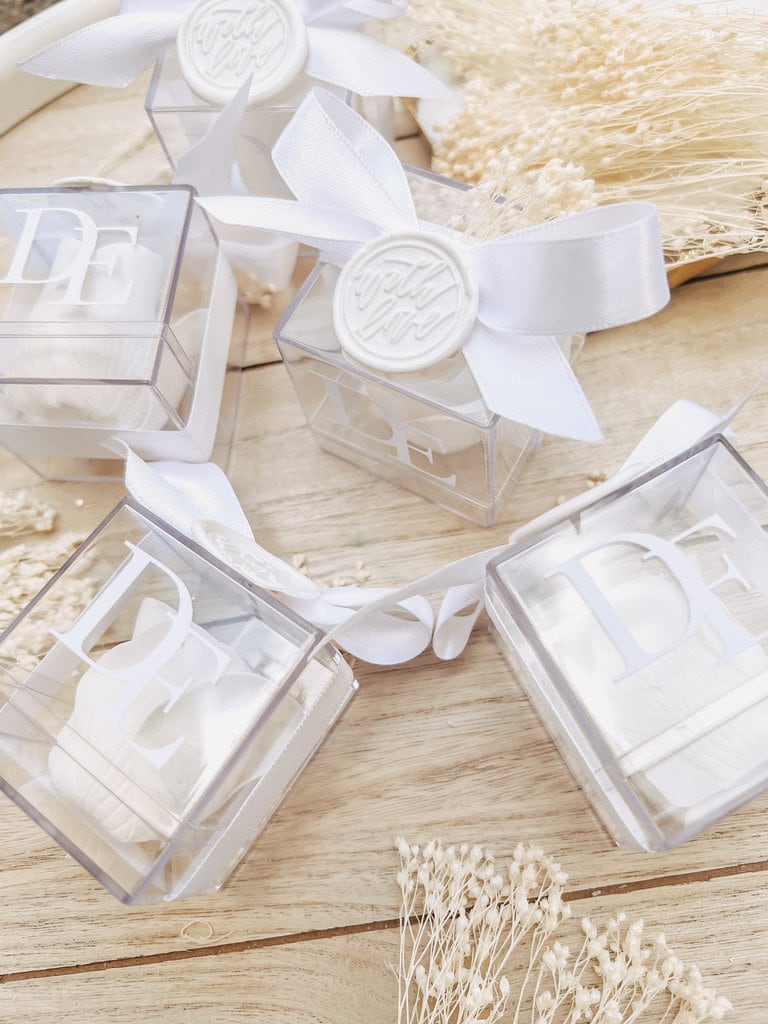 Rosenbox Gastgeschenk personalisiert mit Initialen, Wachssigel, Trockenblumen & Schleife