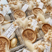 Gastgeschenk Mandelbox personalisiert, weiß gold oder weiß silber. Wachssiegel Trockenblumen Taufe Geburtstag