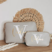 Personalisierte Kosmetiktasche mit Initial und Name - Make-up Tasche - Geschenk Frau Mama Schwester - Trauzeugin Brautjungfer