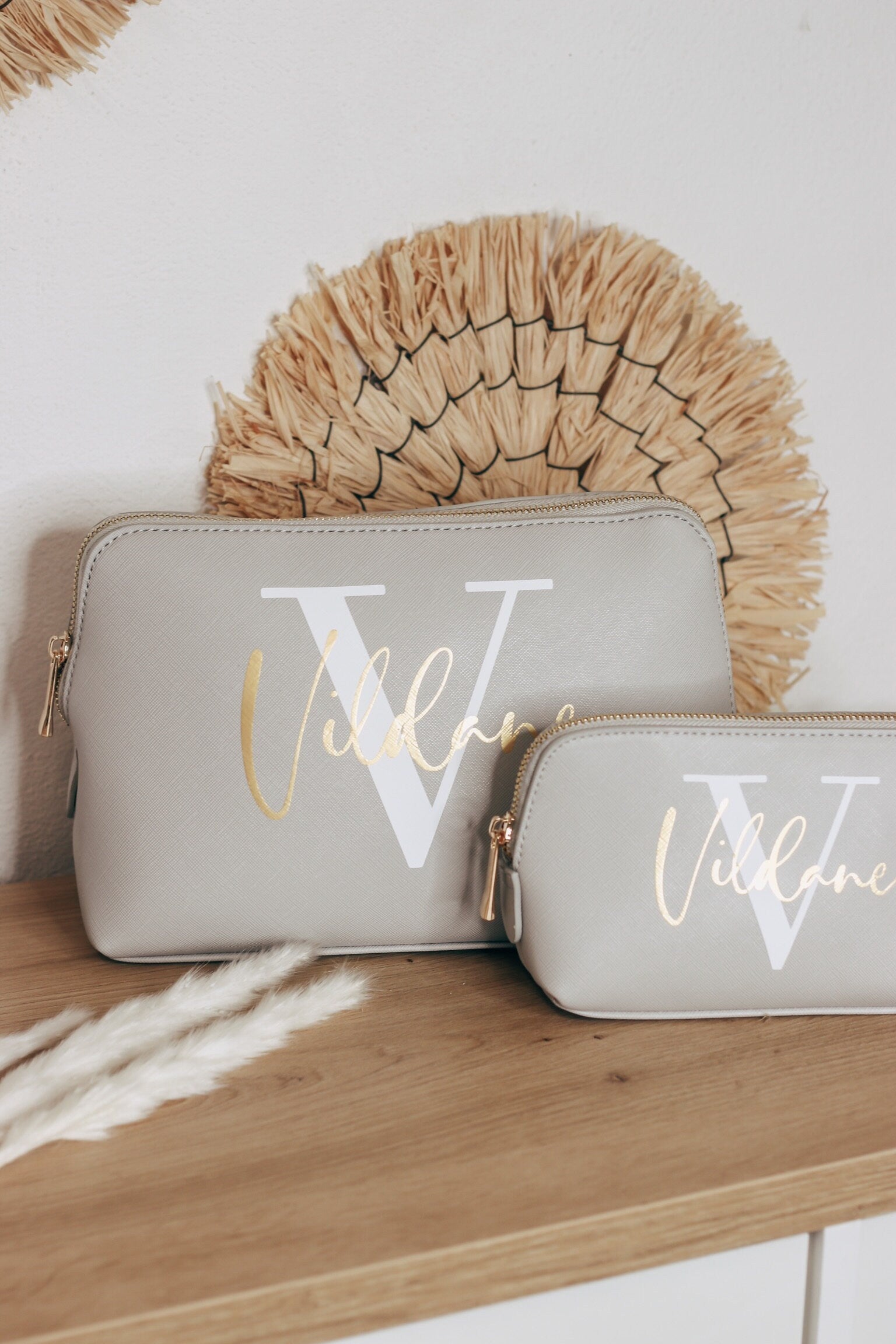 Personalisierte Kosmetiktasche mit Initial und Name - Make-up Tasche - Geschenk Frau Mama Schwester - Trauzeugin Brautjungfer