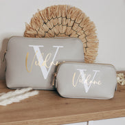 Personalisierte Kosmetiktasche mit Initial und Name - Make-up Tasche - Geschenk Frau Mama Schwester - Trauzeugin Brautjungfer