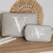 Personalisierte Kosmetiktasche mit Initial und Name - Make-up Tasche - Geschenk Frau Mama Schwester - Trauzeugin Brautjungfer